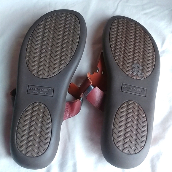 Gentle Souls by Kenneth Cole leather thong sandals - Picture 3 of 9